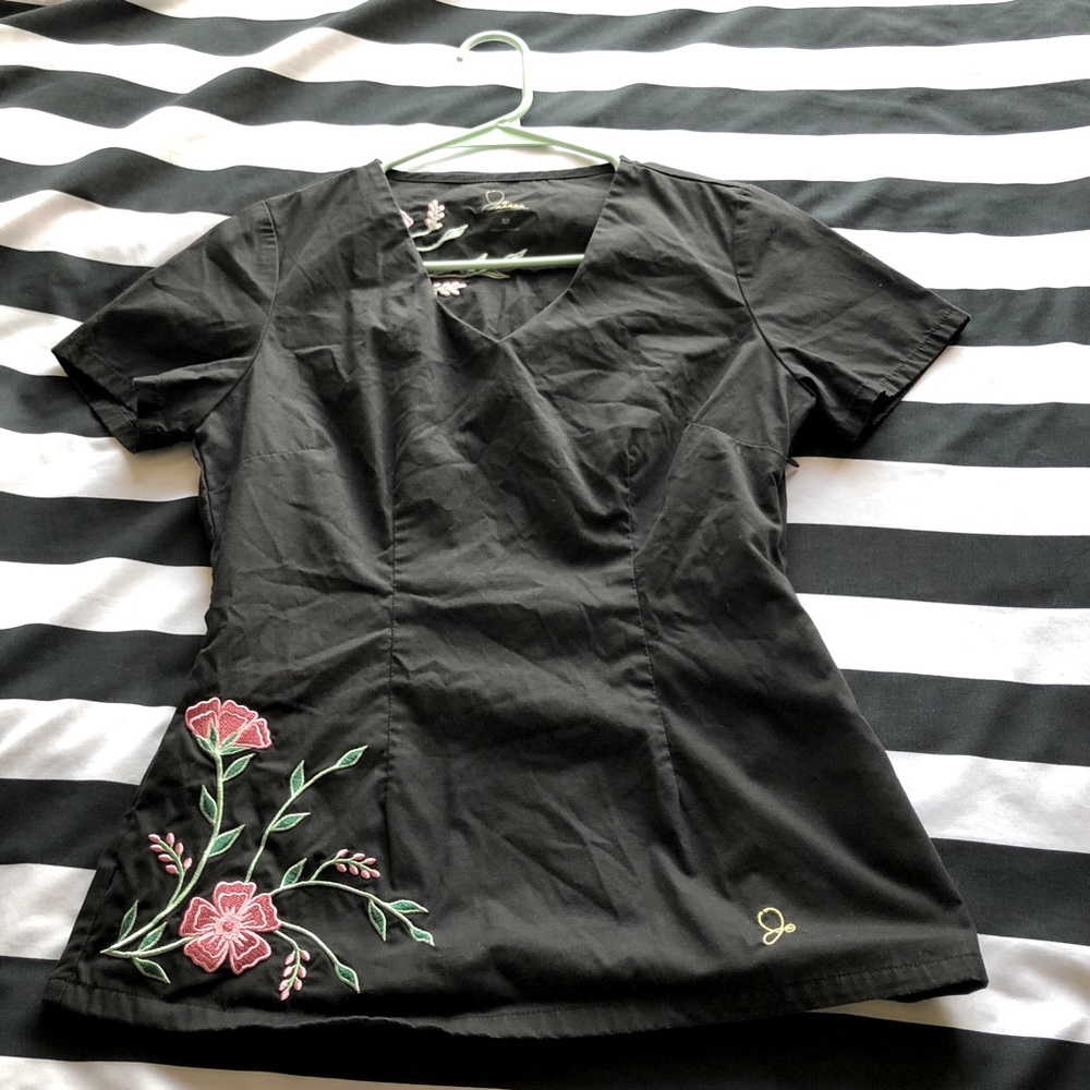 JAANUU XS scrub top with embroidery